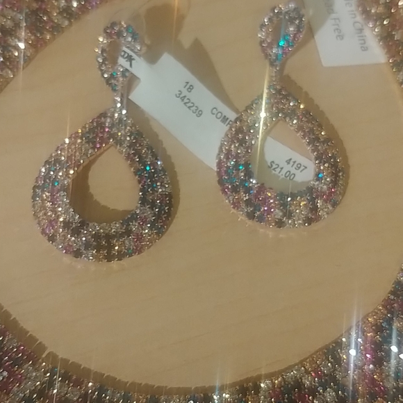 Fancy earrings ✨️ - Picture 3 of 3